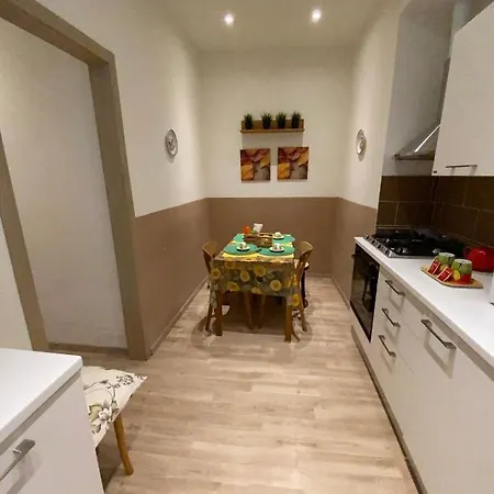 Alla Scalinata Del Teatro Rossetti In Viale XX Settembre Parcheggio Триест