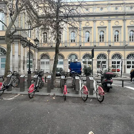 Alla Scalinata Del Teatro Rossetti In Viale XX Settembre Parcheggio Дом отдыха Триест