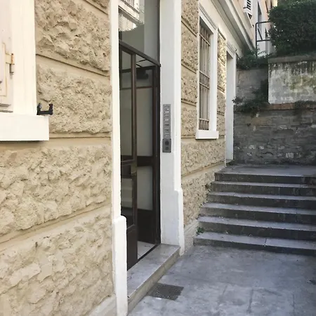 Alla Scalinata Del Teatro Rossetti In Viale XX Settembre Parcheggio Триест