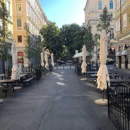 Scalinata Del Teatro Rossetti In Viale Xx Settembre Parcheggio Сasa de vacaciones *