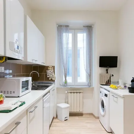 Alla Scalinata Del Teatro Rossetti In Viale XX Settembre Parcheggio * Триест