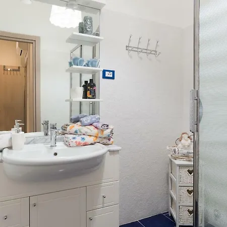 Дом отдыха Alla Scalinata Del Teatro Rossetti In Viale XX Settembre Parcheggio *